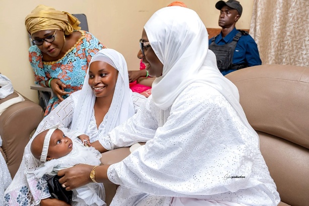 Touba : le regard admiratif d’une fillette envers Sokhna Khady Kébé l'épouse d'Ousmane Sonko fait réagir Touba : le regard admiratif d’une fillette envers Sokhna Khady Kébé l'épouse d'Ousmane Sonko fait réagir