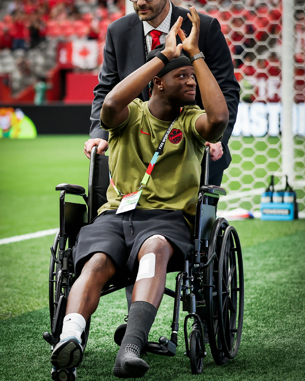  Ismaël Koné fait son retour à Vancouver en chaise roulante sous les applaudissements des supporters
