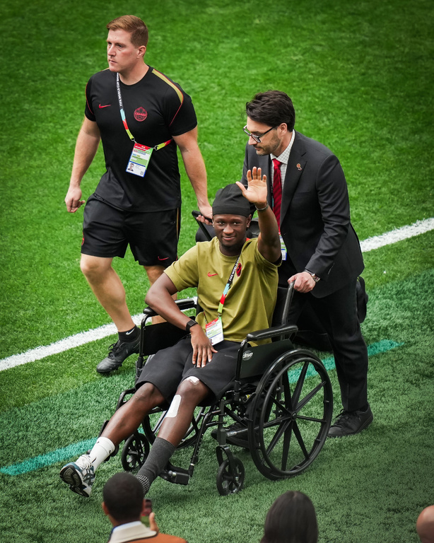  Ismaël Koné fait son retour à Vancouver en chaise roulante sous les applaudissements des supporters