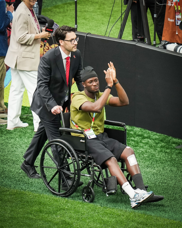  Ismaël Koné fait son retour à Vancouver en chaise roulante sous les applaudissements des supporters