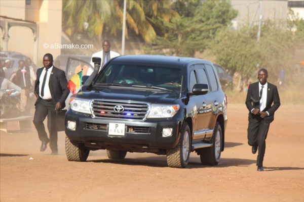 Cortège présidentiel : IBK hué par les passants bloqués derrière le cordon sécuritaire Cortège présidentiel : IBK hué par les passants bloqués derrière le cordon sécuritaire