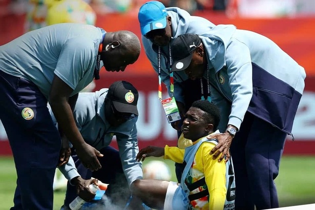 Coup dur avant le match : Lamine Camara se blesse à l’échauffement face à l’Irak Coup dur avant le match : Lamine Camara se blesse à l’échauffement face à l’Irak
