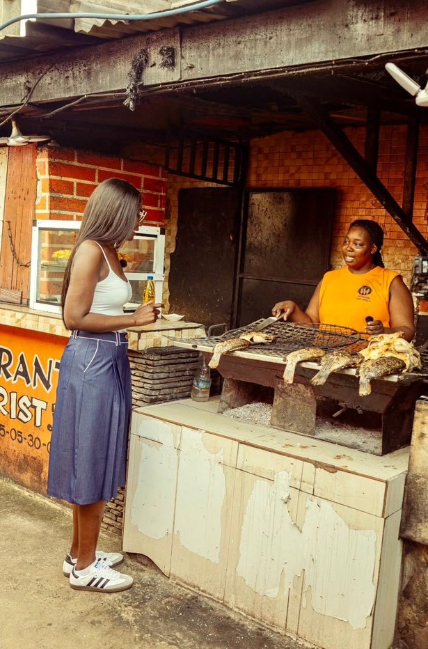 En Côte d'Ivoire, Coumba Gawlo succombe aux saveurs de l'attiéké et du poisson braisé