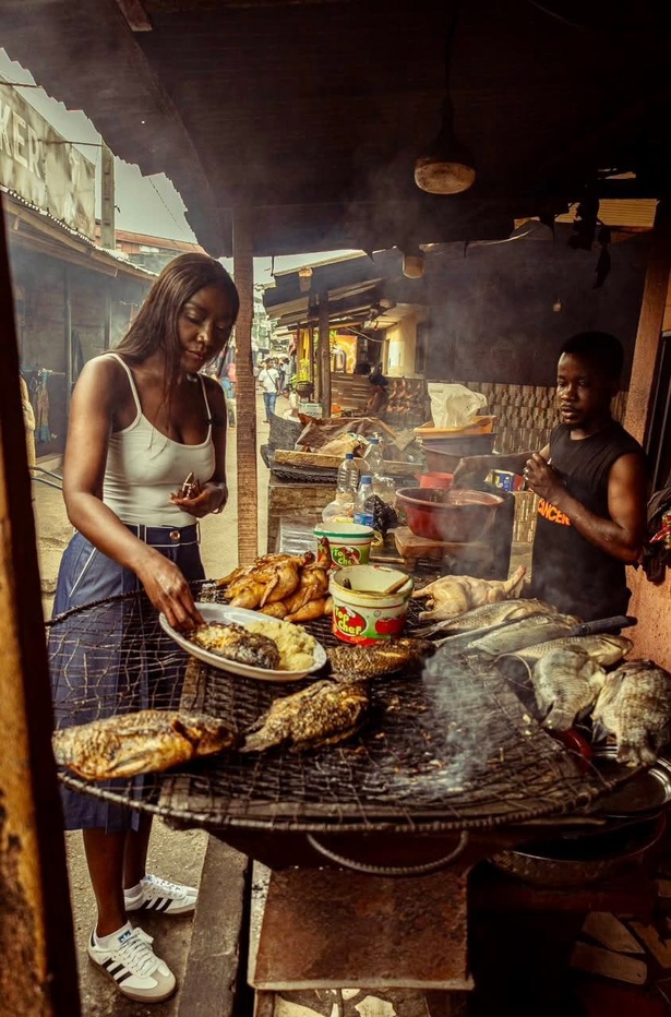 En Côte d'Ivoire, Coumba Gawlo succombe aux saveurs de l'attiéké et du poisson braisé