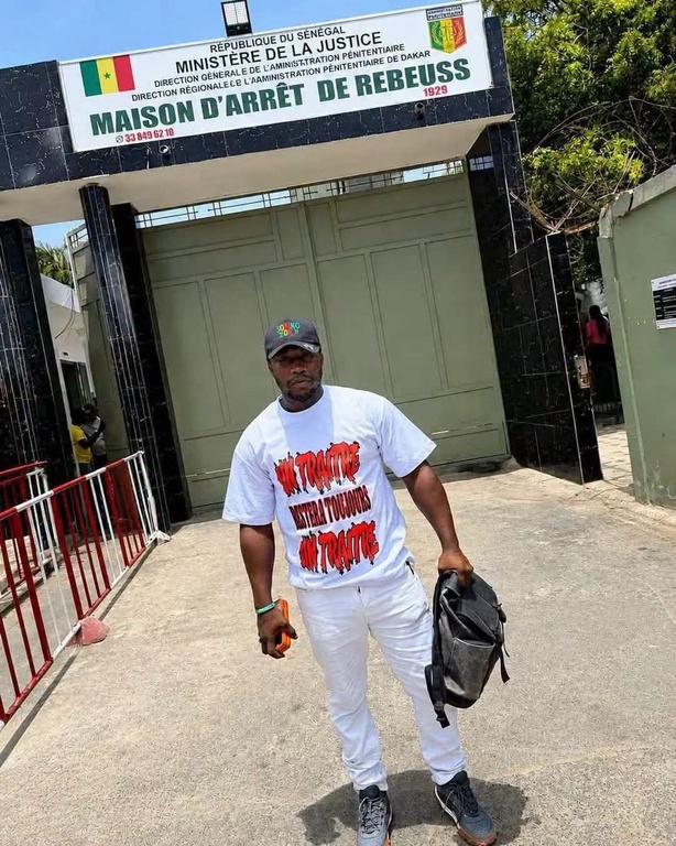 Assane Guèye « Azoura Fall » retrouve la liberté après avoir purgé sa peine d’un mois ferme Assane Guèye « Azoura Fall » retrouve la liberté après avoir purgé sa peine d’un mois ferme