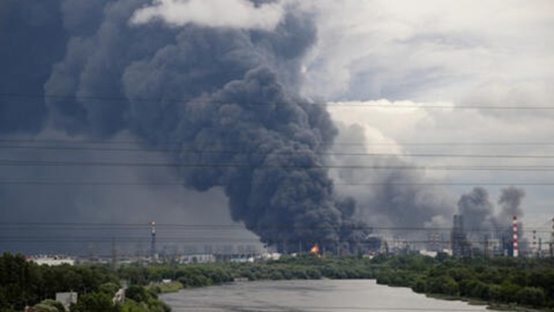Ukraine : un incendie éclate dans le centre de Kiev après une détonation