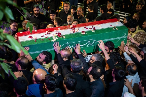 « Nous ne connaîtrons pas le repos tant que sa mort ne sera pas vengée » : l'émotion et la colère dominent les funérailles de Khamenei « Nous ne connaîtrons pas le repos tant que sa mort ne sera pas vengée » : l'émotion et la colère dominent les funérailles de Khamenei