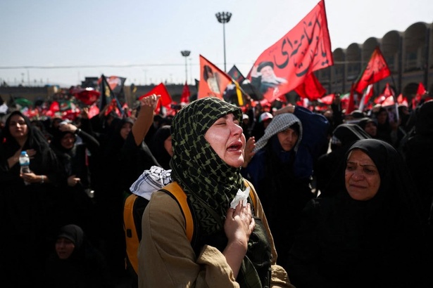 « Nous ne connaîtrons pas le repos tant que sa mort ne sera pas vengée » : l'émotion et la colère dominent les funérailles de Khamenei