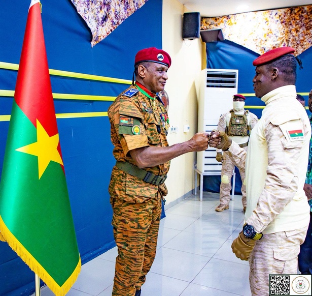Burkina Faso : Ibrahim Traoré élève trois officiers au rang de généraux Burkina Faso : Ibrahim Traoré élève trois officiers au rang de généraux