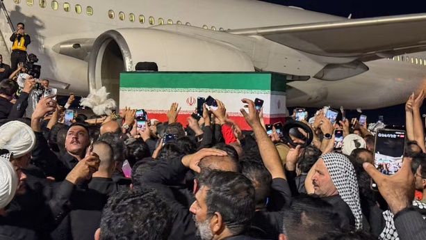 Irak : la dépouille d’Ali Khamenei accueillie à Najaf Irak : la dépouille d’Ali Khamenei accueillie à Najaf