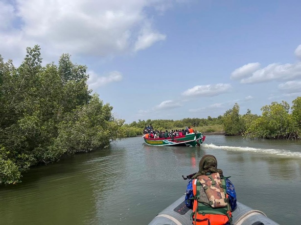 Gambie : la marine intercepte 112 migrants clandestins au large de Faraba Gambie : la marine intercepte 112 migrants clandestins au large de Faraba