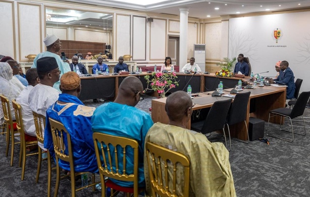 Mbour, Mbacké et Linguère : plusieurs maires transhument vers le camp de Diomaye Mbour, Mbacké et Linguère : plusieurs maires transhument vers le camp de Diomaye