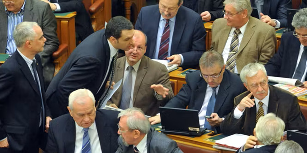 Hongrie : le Parlement adopte un amendement ouvrant la voie au départ du président de la République Tamas Sulyok