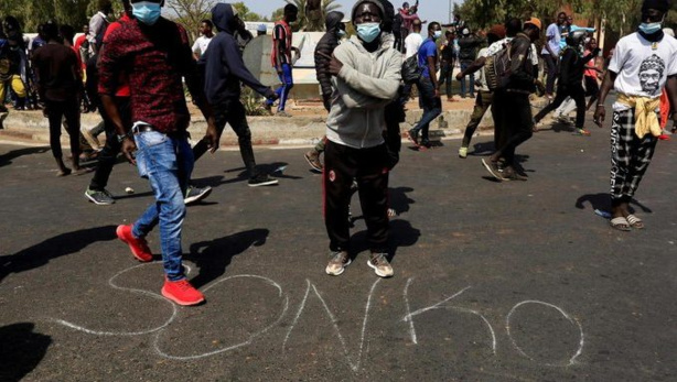 Neuf des 27 militants de SONKO envoyés en prison Neuf des 27 militants de SONKO envoyés en prison