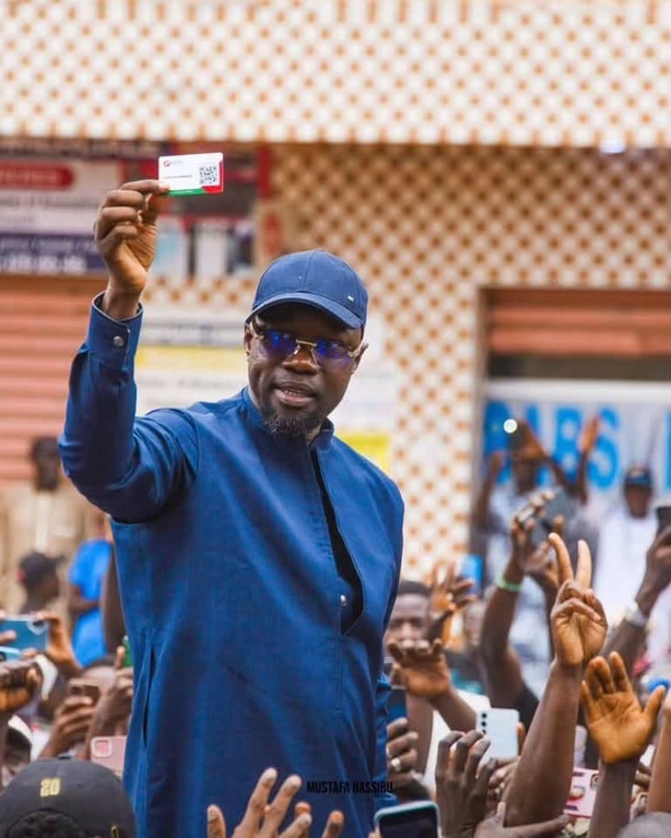 Tournée dans la banlieue : un bain de foule pour Ousmane Sonko Tournée dans la banlieue : un bain de foule pour Ousmane Sonko