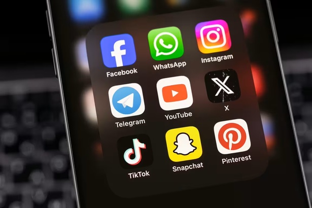 Une première en Europe : les moins de 15 ans exclus des réseaux sociaux en France