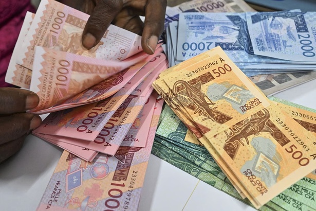 Escroquerie présumée à 8,2 milliards FCFA : un gérant de bureau de change piégé par de faux virements Escroquerie présumée à 8,2 milliards FCFA : un gérant de bureau de change piégé par de faux virements