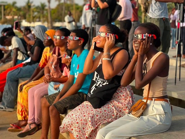 Éclipse solaire à Dakar : la Lune plonge la capitale dans une étonnante pénombre