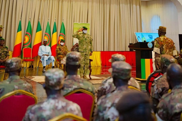 Mali : les 82 militaires libérés reçus par le président de la Transition Assimi Goïta Mali : les 82 militaires libérés reçus par le président de la Transition Assimi Goïta