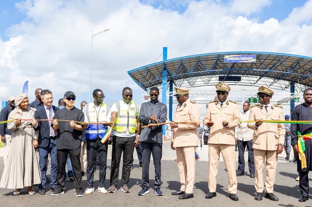 Infrastructures : Diomaye inaugure l’autoroute Mbour-Fatick-Kaolack et paie lui-même son passage au péage