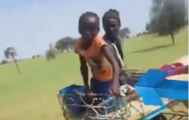 Podor : une fillette emmenée « de force » par son père vers la Mauritanie, la vidéo bouleverse la toile Podor : une fillette emmenée « de force » par son père vers la Mauritanie, la vidéo bouleverse la toile