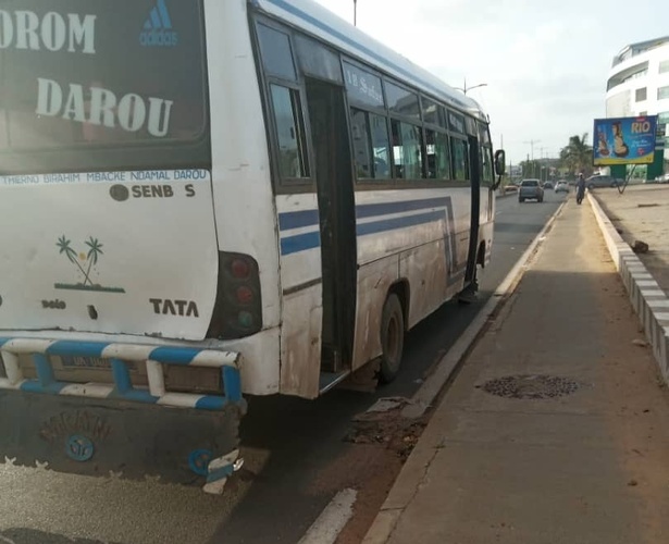 Dakar : un bus Tata se renverse au rond-point des Mamelles