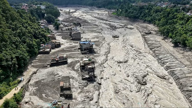 Népal-Tibet : une crue dévastatrice fait 160 morts, des centaines de personnes portées disparues
