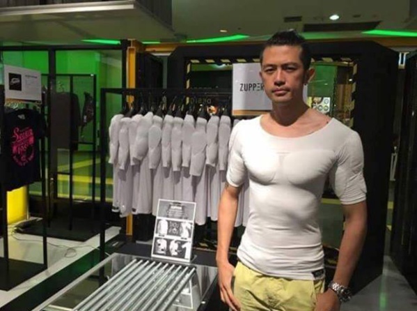 Pause poitrine Masculine dans le marché: Les filles faites attention ! Pause poitrine Masculine dans le marché: Les filles faites attention !