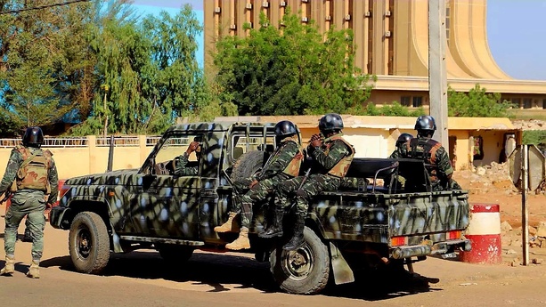 Niger : une mutinerie de jeunes officiers secoue Niamey, des combats autour de l’aéroport