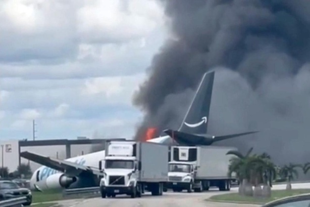 États-Unis : un avion cargo d’Amazon sort de piste à Miami et termine sur une route États-Unis : un avion cargo d’Amazon sort de piste à Miami et termine sur une route