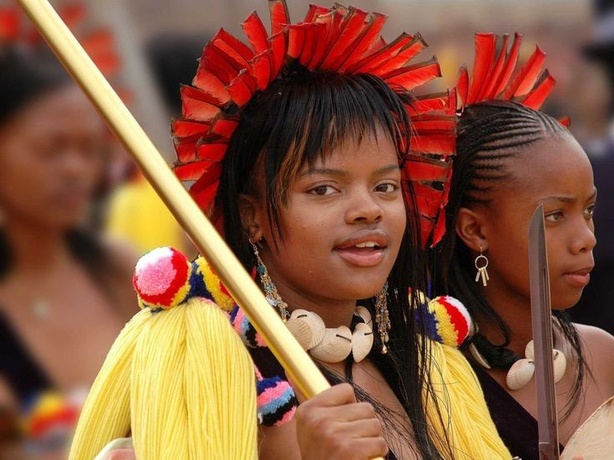 Afrique du Sud : des milliers de jeunes femmes réunies pour la traditionnelle danse des roseaux