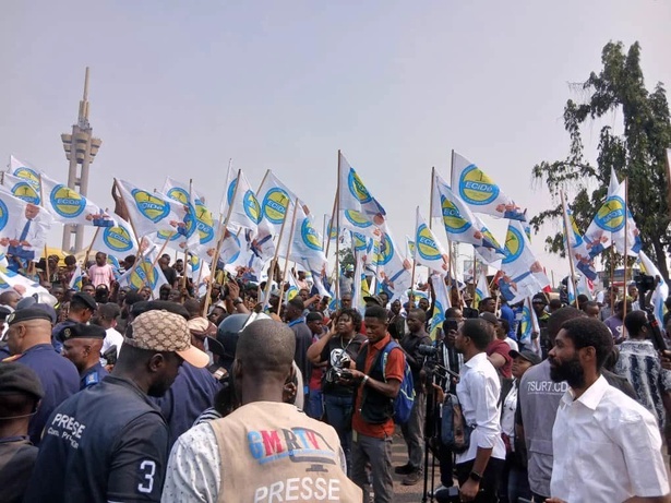 RDC : la marche de l’opposition vire aux affrontements, Martin Fayulu dénonce un « attentat prémédité » RDC : la marche de l’opposition vire aux affrontements, Martin Fayulu dénonce un « attentat prémédité »