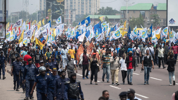Kinshasa : la marche de l’opposition vire aux affrontements, un décès signalé Kinshasa : la marche de l’opposition vire aux affrontements, un décès signalé