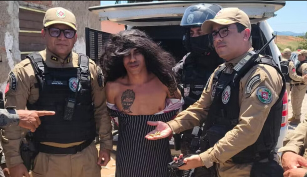 Recherché pour plusieurs meurtres, il se déguise en femme pour échapper à la police