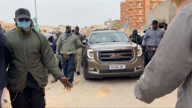 Autoroute à péage : un véhicule du convoi d’Ousmane Sonko victime d’un accident à Toglou Autoroute à péage : un véhicule du convoi d’Ousmane Sonko victime d’un accident à Toglou