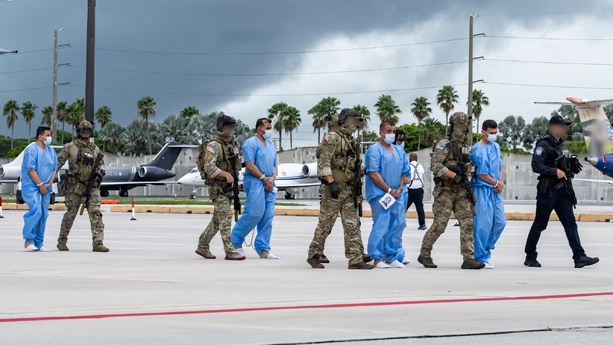 Haïti : 18 suspects dans l’assassinat de Jovenel Moïse extradés vers les États-Unis Haïti : 18 suspects dans l’assassinat de Jovenel Moïse extradés vers les États-Unis