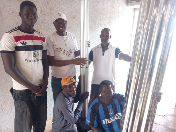 Ziguinchor : Idrissa Benjamin SANÉ appuie les Jakartamen de Kandialang en tôles de zinc pour l'équipement de leur arrêt