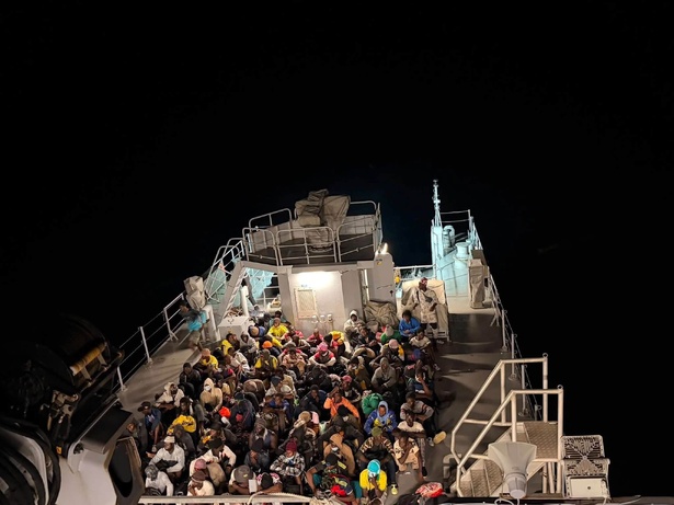 Migration irrégulière : la Marine nationale secourt 124 migrants au large de Djiffère