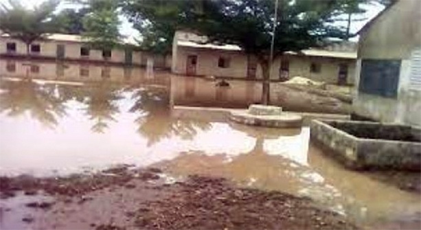 Rentrée scolaire à Ziguinchor : entre eaux stagnantes, plafonds menaçants et risques sanitaires, des écoles toujours en difficulté Rentrée scolaire à Ziguinchor : entre eaux stagnantes, plafonds menaçants et risques sanitaires, des écoles toujours en difficulté