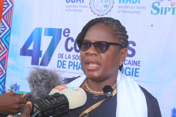 Côte d’Ivoire : la Pr Geneviève N’Guessan-Irié alerte sur les dangers des faux médicaments et appelle à rapprocher médecine traditionnelle et science