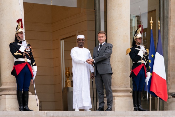 Tensions frontalières au Tchad : l’incursion centrafricaine percute le sommet Déby-Macron à Paris