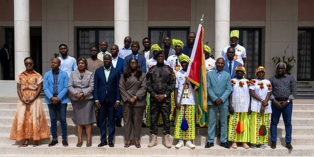 JOJ Dakar 2026 : le président de transition Horta Inta-A remet le drapeau national aux athlètes bissau-guinéens