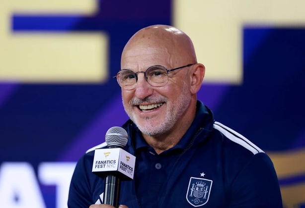 Ballon d’Or 2026 : Luis de la Fuente sacré meilleur entraîneur du monde Ballon d’Or 2026 : Luis de la Fuente sacré meilleur entraîneur du monde