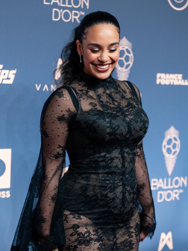 Jorja Smith : qui est cette chanteuse britannique à la voix envoûtante qui a marqué le Ballon d’Or 2026 ?