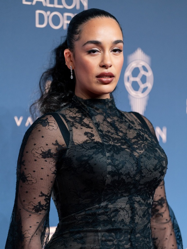 Jorja Smith : qui est cette chanteuse britannique à la voix envoûtante qui a marqué le Ballon d’Or 2026 ?
