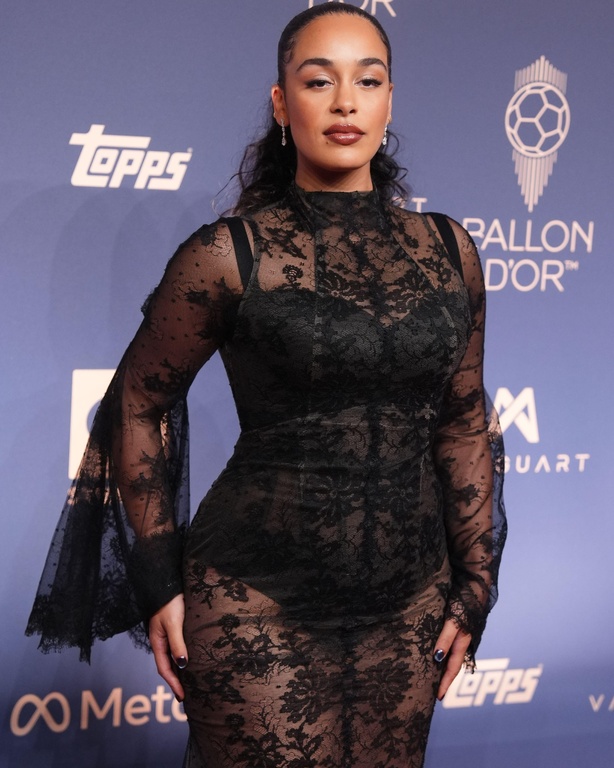 Jorja Smith : qui est cette chanteuse britannique à la voix envoûtante qui a marqué le Ballon d’Or 2026 ?