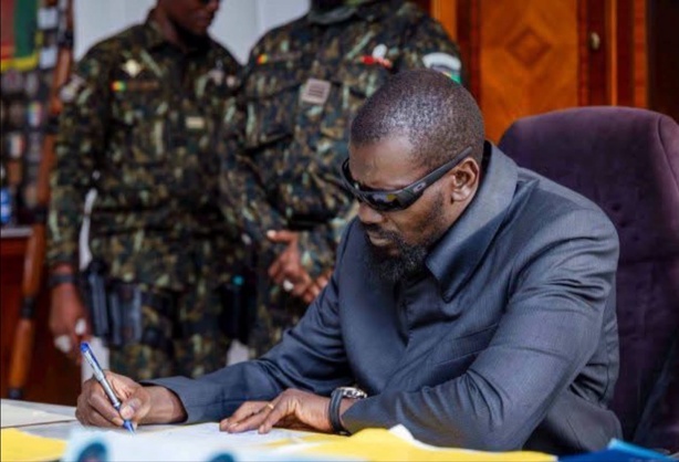 Guinée : Mamadi Doumbouya radie cinq officiers de l’armée pour désertion, dont deux membres des Forces spéciales