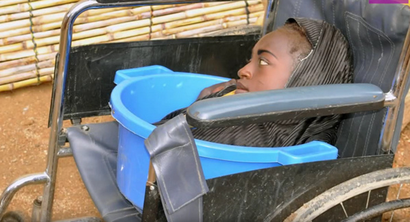 Elle vit sans possibilité de mouvement, mais essaie d’être heureuse Elle vit sans possibilité de mouvement, mais essaie d’être heureuse