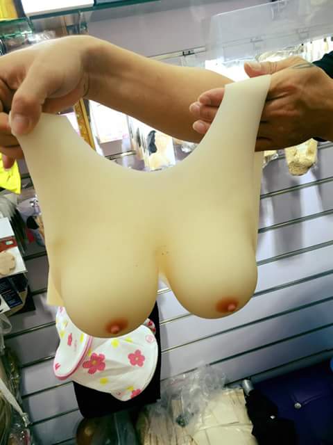 Les pauses seins dans les marchés de Dakar: Attention les hommes 