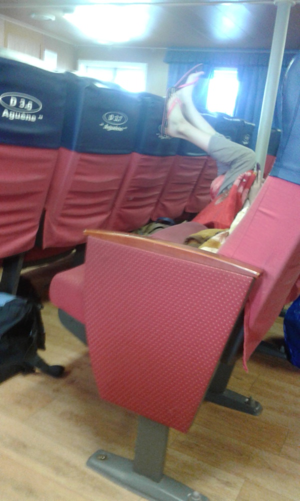 Scandale:une jeune Française pose ses pieds avec ses sandales sur les fauteuils du bateau "Agueune" Scandale:une jeune Française pose ses pieds avec ses sandales sur les fauteuils du bateau "Agueune"